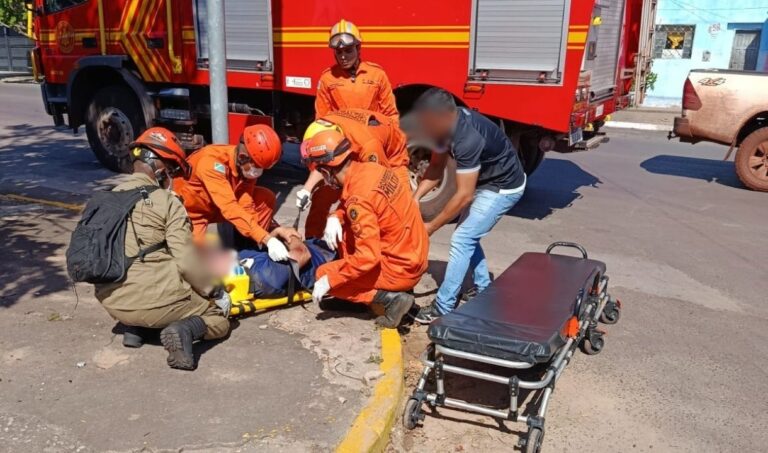 Motociclista fica ferido em colisão com carro no Bairro Universitário, em Corumbá