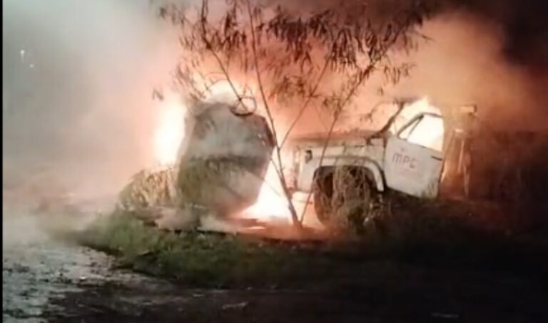 Bombeiros controlam incêndio em pneus e resíduos próximo à rede elétrica em Corumbá