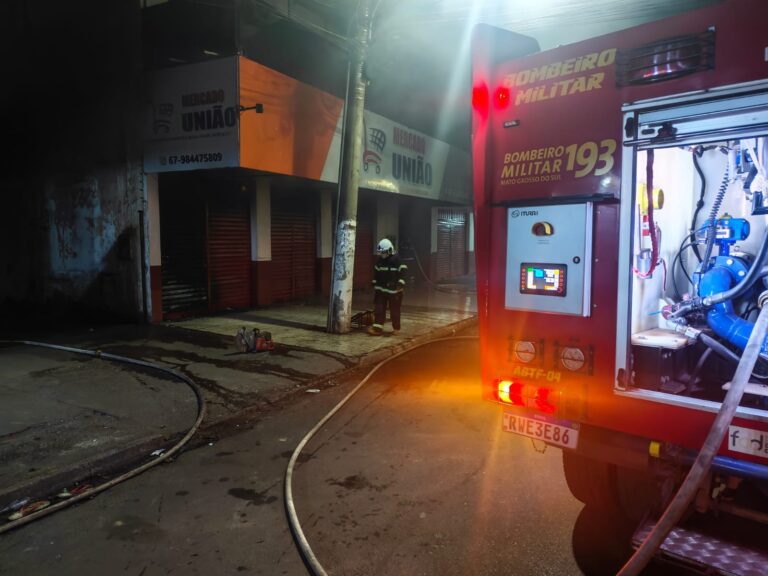 Incêndio atinge supermercado durante a madrugada no Bairro Dom Bosco, em Corumbá