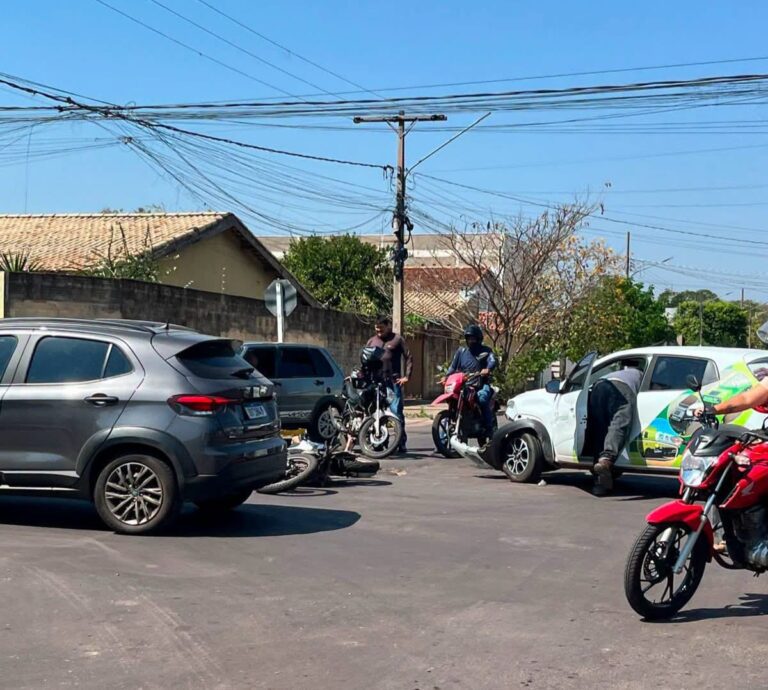 Motociclista de 21 anos fica ferido após colisão com carro em Corumbá