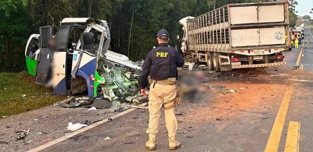 Colisão entre micro-ônibus e carreta na BR-373 em Ponta Grossa