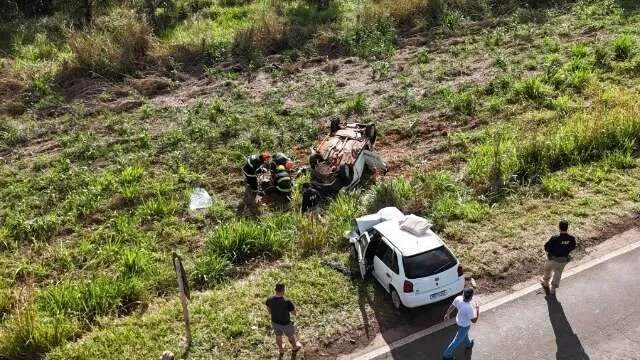 Carros colididos na BR-376 em Ivinhema