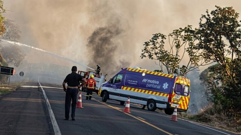 Acidente na BR-163 deixa quatro mortos após carro invadir pista e provocar explosão