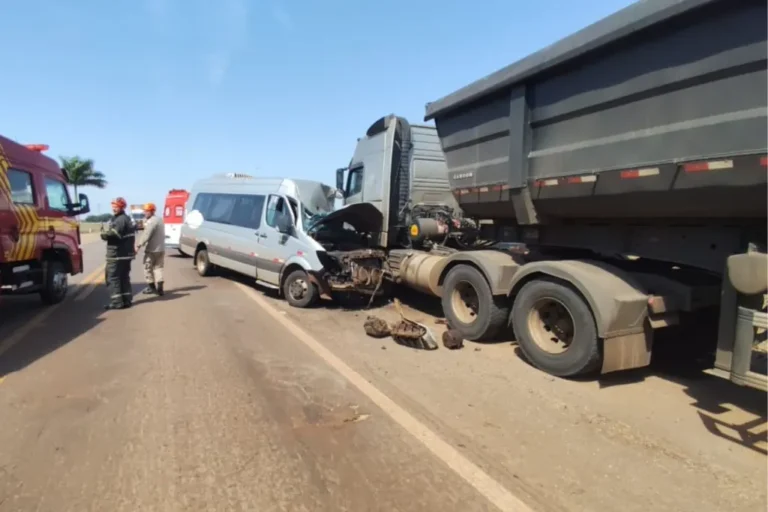 Acidente entre van e caminhões na BR-376 em Dourados