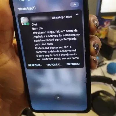 Ilustração de alerta sobre golpe envolvendo cobrança de taxas por moradias da Agehab-MS