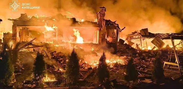 Destruição em Kiev após ataque russo com fumaça ao fundo