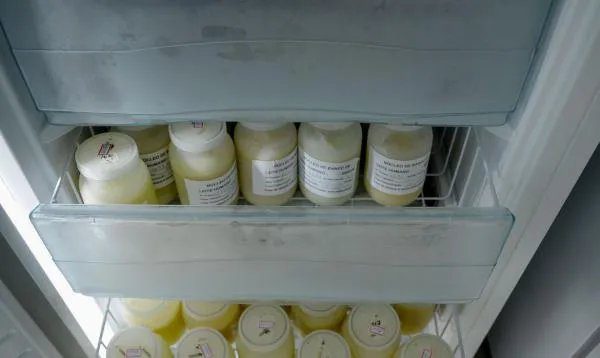 Mãe doando leite materno no Banco de Leite do HRMS