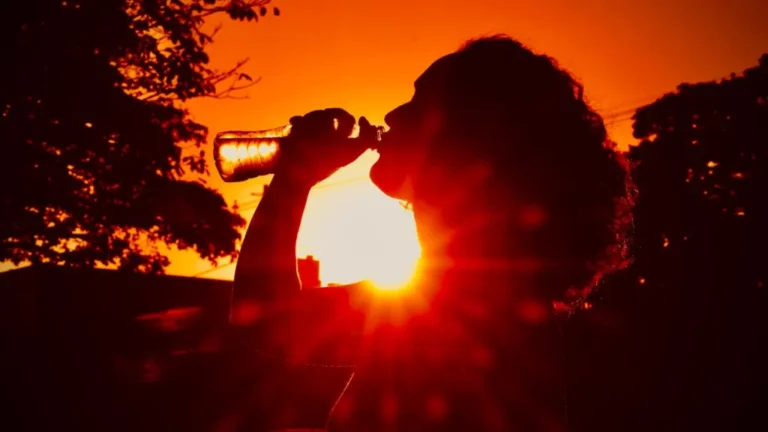 Termômetro marcando 41°C em paisagem seca do Mato Grosso do Sul