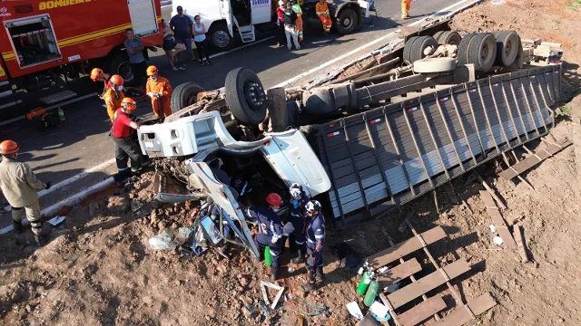 Caminhão boiadeiro tombado na BR-262 com bovinos soltos na pista