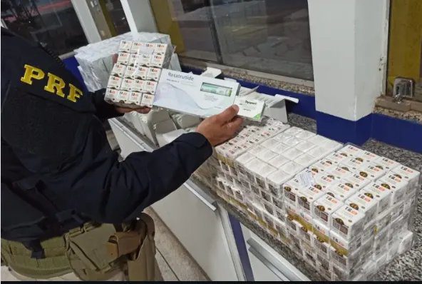 Caminhão Scania R 440 abordado pela PRF em Nova Andradina com caixas de medicamentos apreendidos