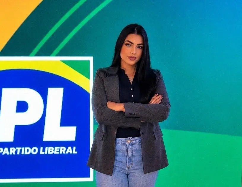 Sophia Barclay, candidata do PL, em foto com elementos de programas sociais ao fundo