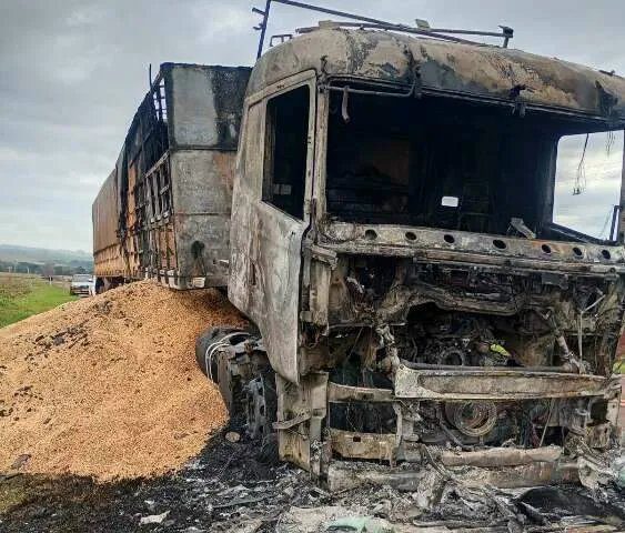 Carreta de soja destruída por incêndio na MS-379 em Douradina
