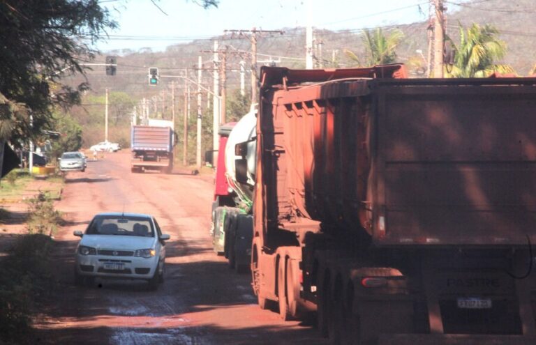 Caminhões de minério transformam ruas de Corumbá e Ladário em corredores de carga pesada