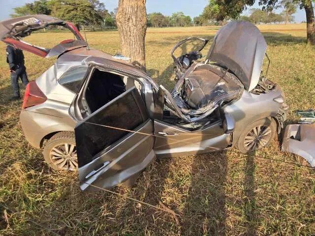 Carro partido ao meio após acidente com árvore durante fuga da PRF em Três Lagoas
