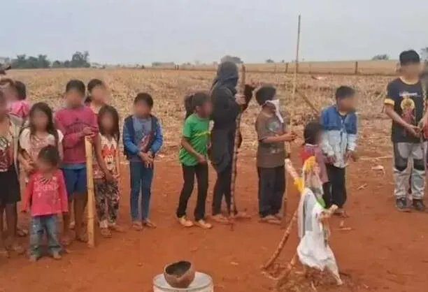 Criança indígena em aldeia de Mato Grosso do Sul com mãe, destacando a saúde infantil