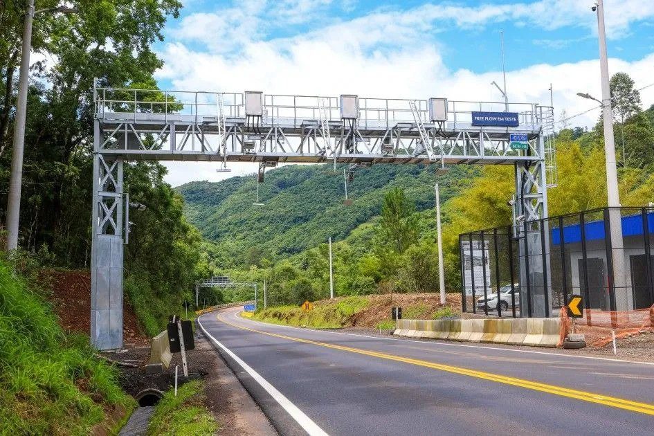 Aplicativo CNH digital no smartphone exibindo informações de pedágio free flow