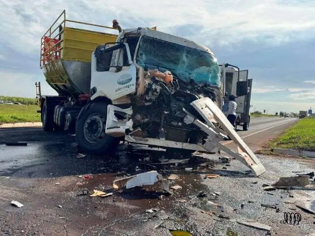 Caminhão-tanque destruído após colisão na MS-141