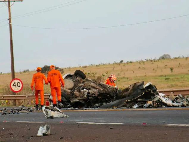 Carro destruído após colisão com carreta na BR-163 em Campo Grande