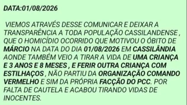Investigação policial em cena de crime com viatura e fitas de isolamento na rua