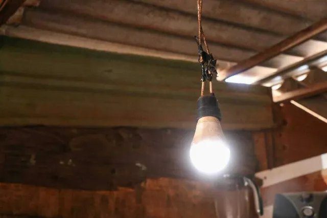 Conta de energia elétrica com destaque para bandeira amarela e aumento de tarifa