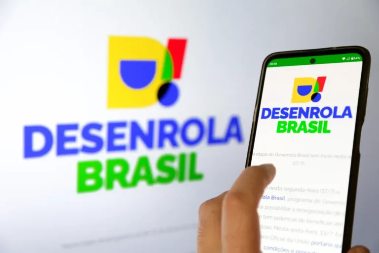 Smartphone com símbolo de proibido sobre aposta esportiva, representando a exclusão do Desenrola 2.0