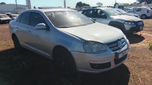 Pátio de leilão com carros e motos, incluindo VW Jetta e Honda CG, em Campo Grande