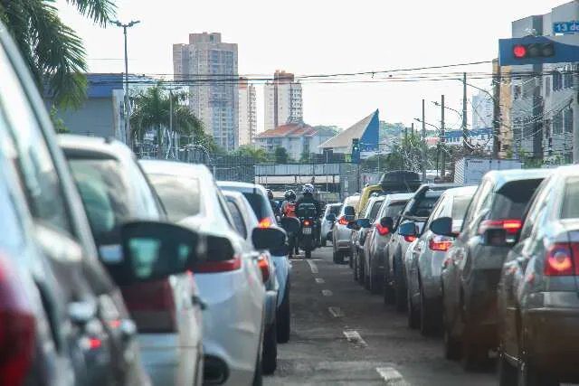 Veículos com placas 7 e 8 em frente ao Detran-MS após ampliação do prazo de licenciamento.