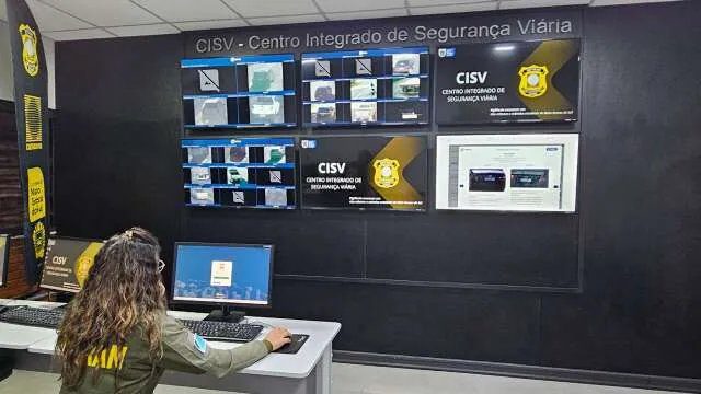 Câmera de segurança instalada em via urbana com placa de veículo visível