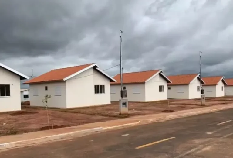 Pessoas em fila para atualizar cadastro habitacional em Campo Grande