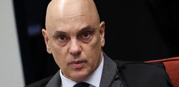 Alexandre de Moraes e o Capitólio dos EUA em imagem conceitual sobre tensões diplomáticas.