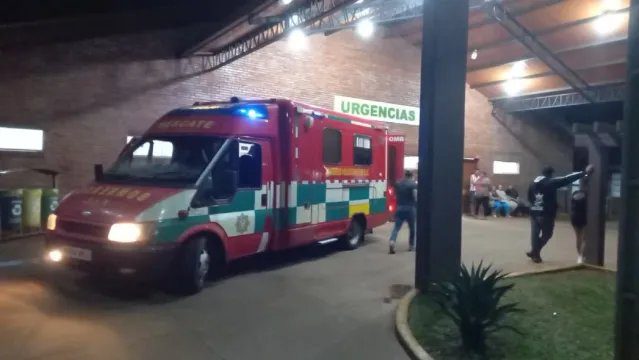 Churrasqueira com garrafa de álcool ao lado, representando o perigo de explosão.