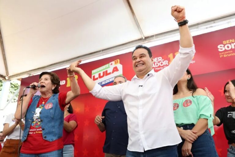 Fábio Trad e Dona Gilda discursam em comício de campanha em Campo Grande, MS