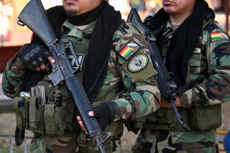 Policiais patrulham ruas de Guayaramerín, cidade boliviana na fronteira com o Brasil, em meio à escalada de violência de facções brasileiras.