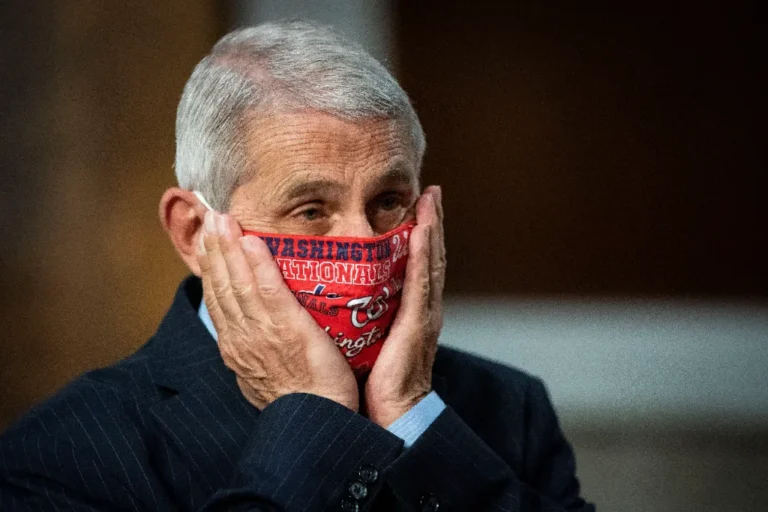 Anthony Fauci durante audiência no Congresso dos Estados Unidos sobre a origem da Covid-19