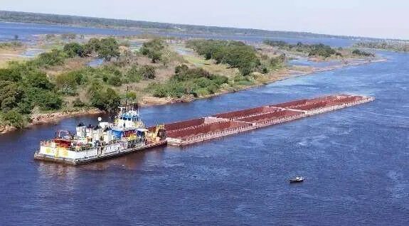 Vista aérea do Rio Paraguai com vegetação nativa e embarcação de carga