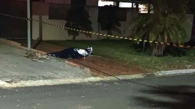 Cena de isolamento policial em rua após feminicídio em Rio Verde de Mato Grosso
