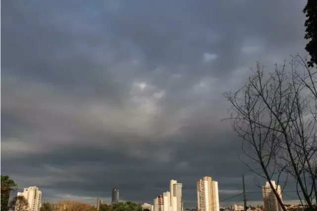 Imagem ilustrativa de céu escuro e tempestade se aproximando sobre a cidade de Campo Grande