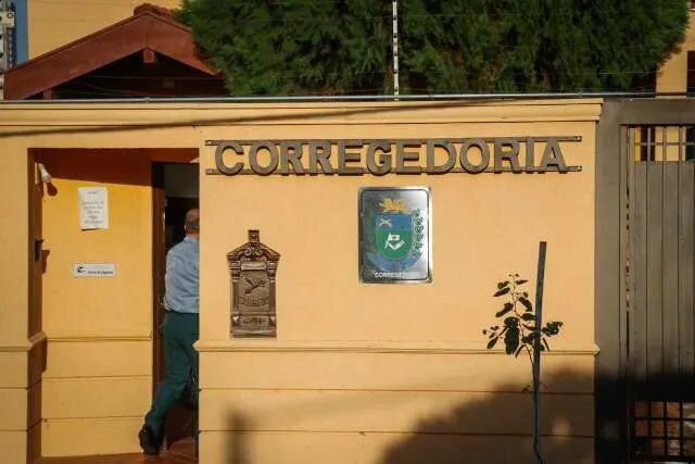 Mulher conversa com policial em delegacia, ilustrando denúncia de abuso sexual.