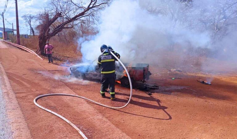 Carro é destruído por incêndio na BR-262 entre Corumbá e Ladário
