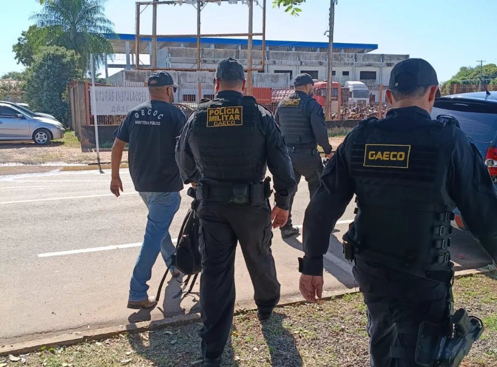 Agentes do Gecoc cumprem mandados na Operação Máquinas de Areia em Três Lagoas