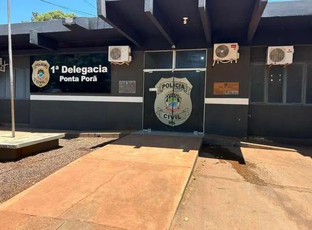 Área isolada pela polícia em rua residencial após corpo ser encontrado
