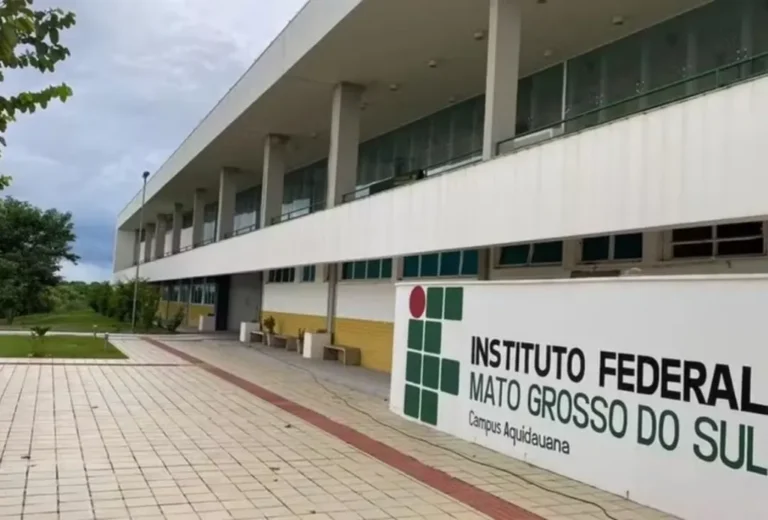 Estudantes em frente ao campus do IFMS