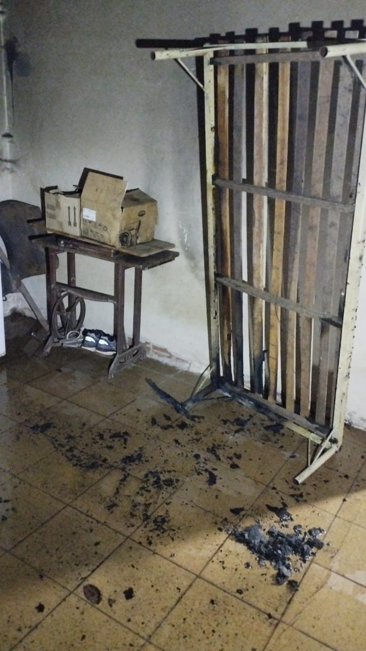 Quarto de casa pega fogo durante a madrugada e mobiliza bombeiros em Corumbá