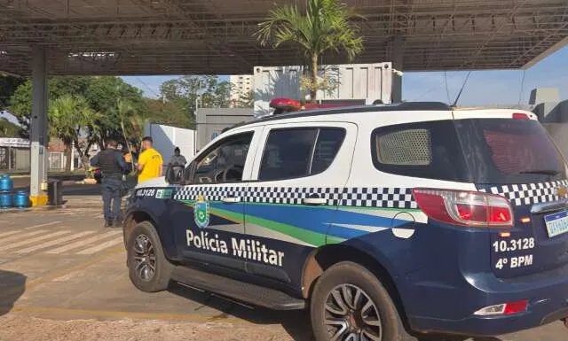 Rua em Ponta Porã com viaturas policiais e fita de isolamento após ataque a tiros