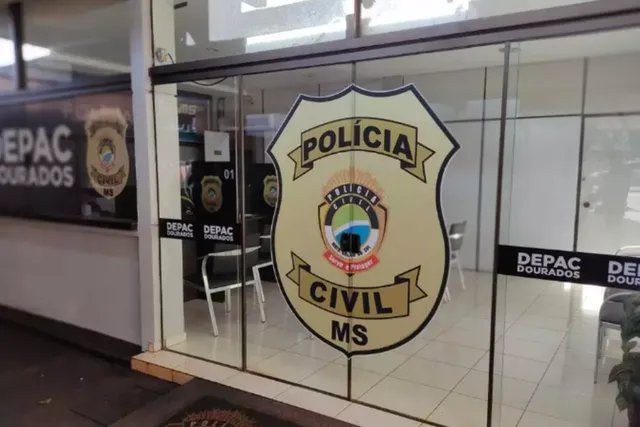 Jovem com queimaduras sendo transferido para ambulância do Samu