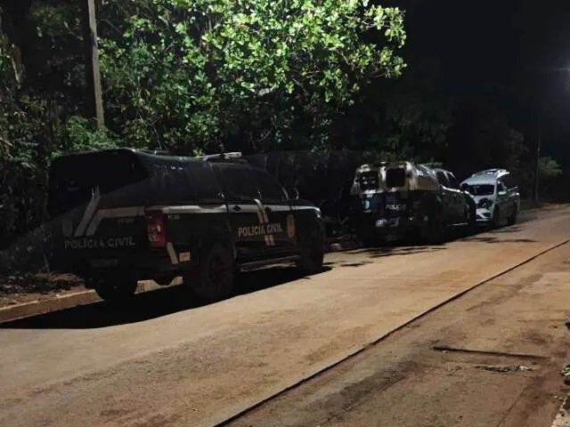 Viatura policial e isolamento em frente a residência em Pedro Gomes.