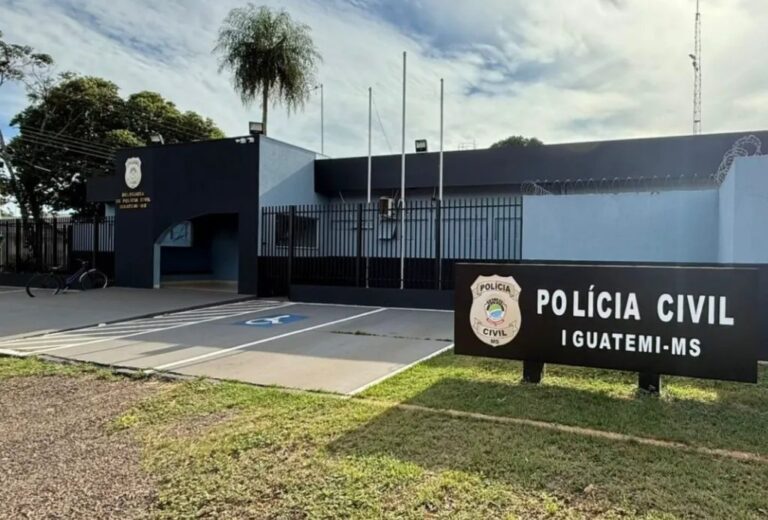 Policiais conduzem jovem algemado após prisão em Iguatemi
