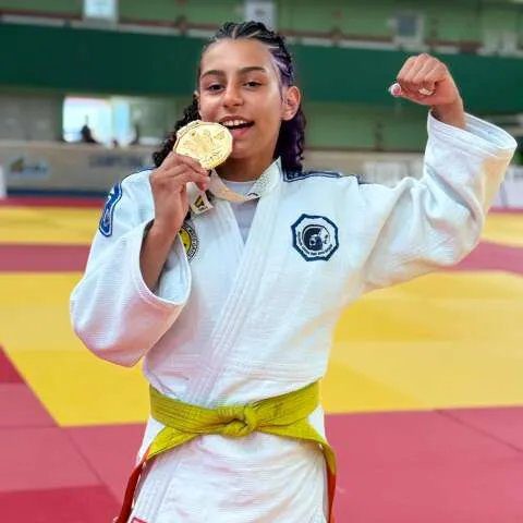Jovem judoca de Mato Grosso do Sul com medalha de ouro no pódio