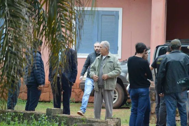 Tribunal com balança da justiça e silhueta de mulher ao fundo