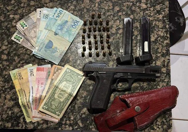 Médico algemado em corredor de hospital, representando investigação de fraude.